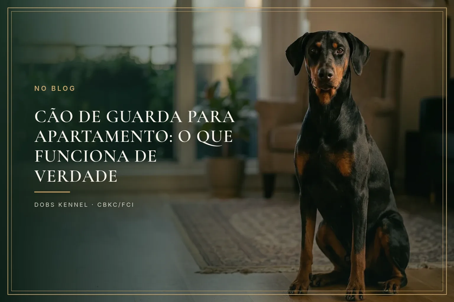 Doberman alerta observando a porta de um apartamento, ilustrando cão de guarda adaptado à vida em prédio