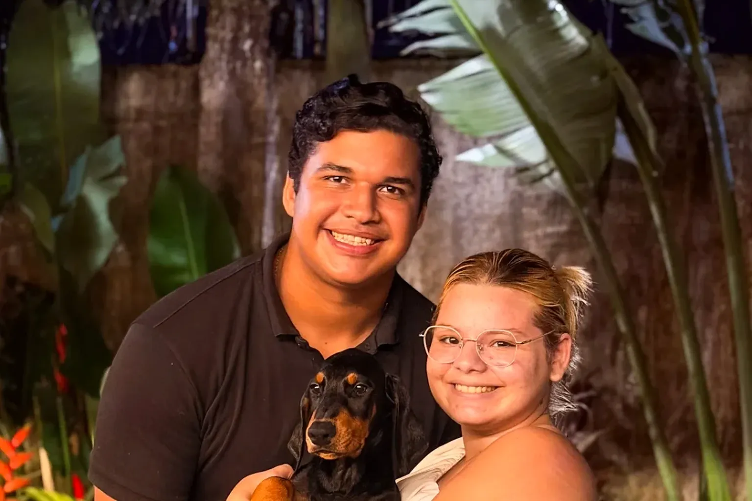 Clientes do canil Dobs Kennel no dia da entrega, com o filhote de Doberman no colo